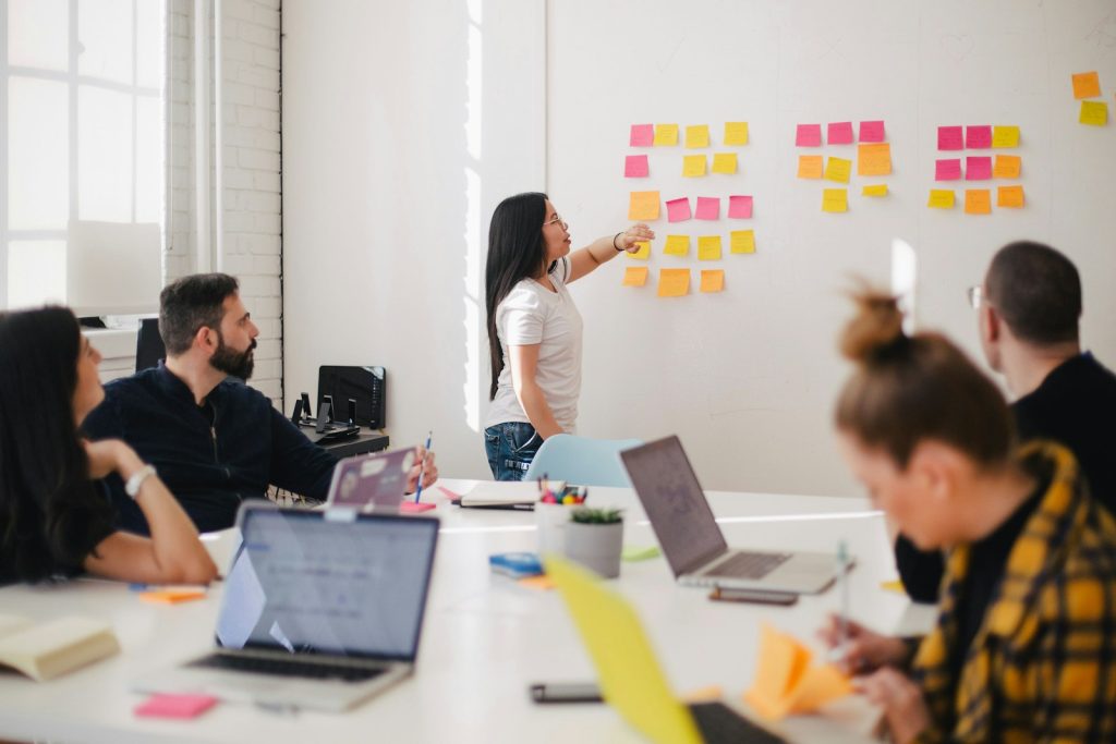 Team bespricht einen klaren digitalen Arbeitsablauf im Unternehmen
